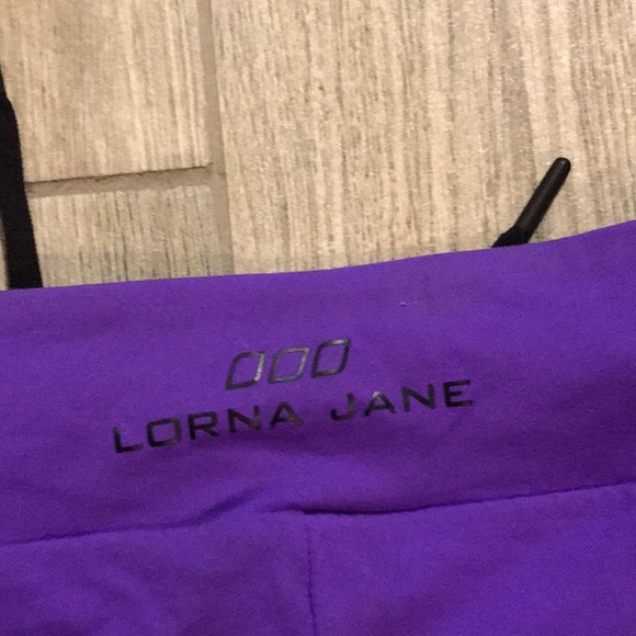 Lorna Jane Reversible Black/Purple crop leggings - Picture 4 of 10